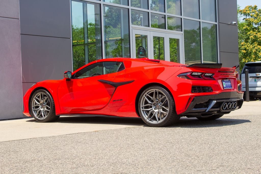 Used 2025 Chevrolet Corvette Z06 RWD image 8