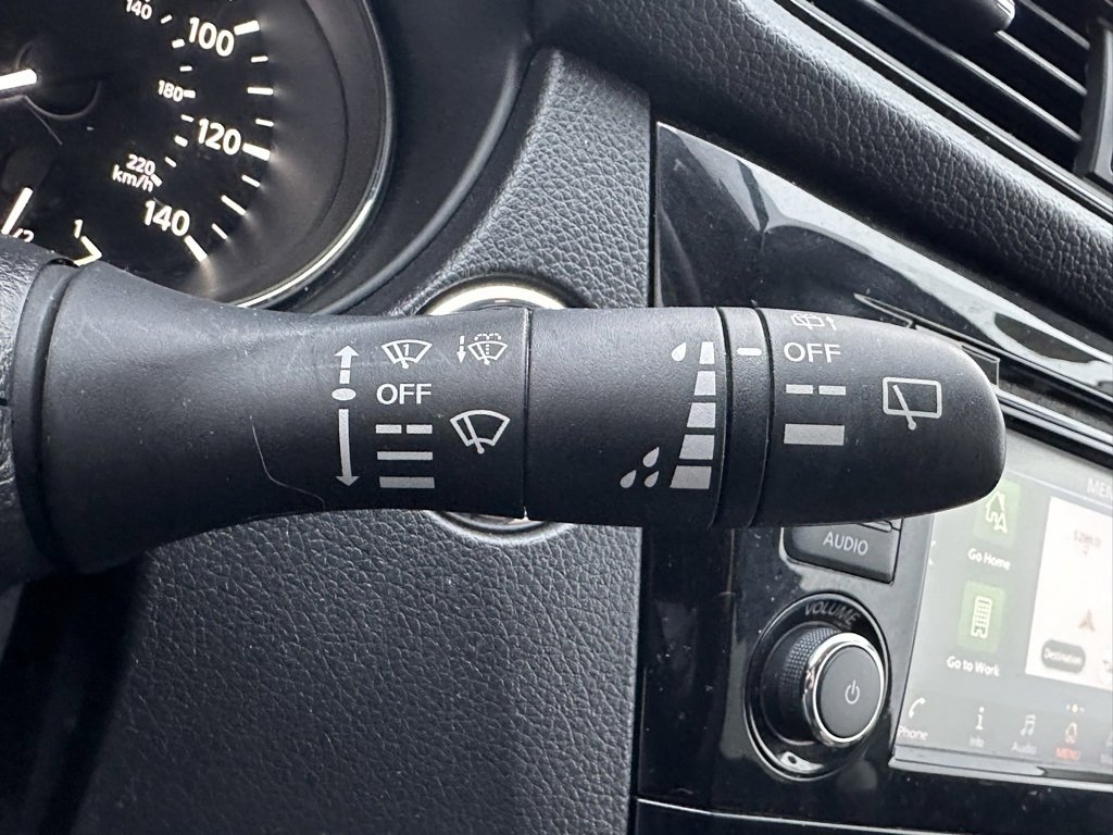 Used 2018 Nissan Rogue SV w/ Premium Package image 25