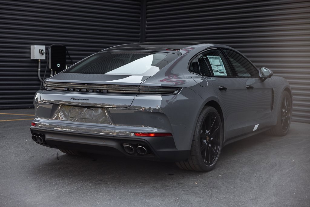 Used 2025 Porsche Panamera image 9