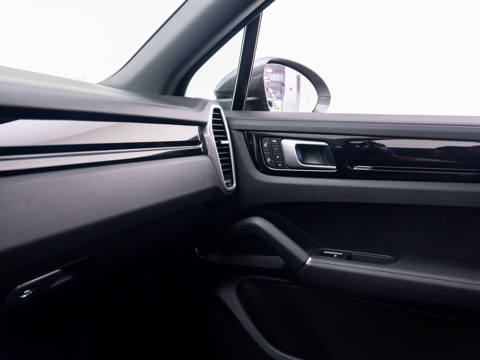 Certified 2023 Porsche Cayenne AWD/4WD image 29