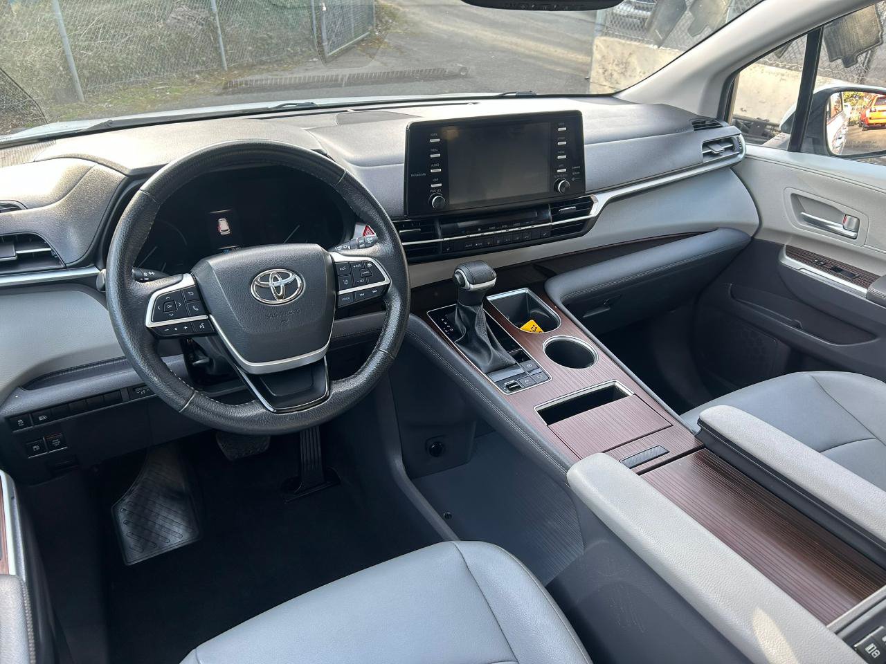 Used 2023 Toyota Sienna XLE AWD/4WD image 15