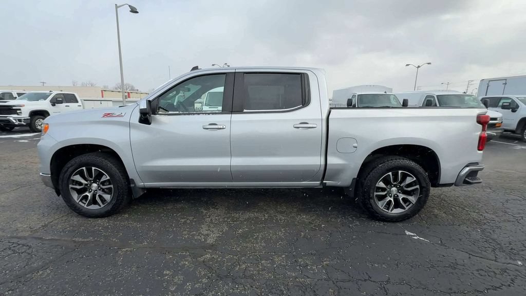 Used 2022 Chevrolet Silverado 1500 LT AWD/4WD image 5