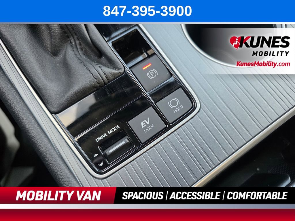 Used 2026 Toyota Sienna LE FWD image 62