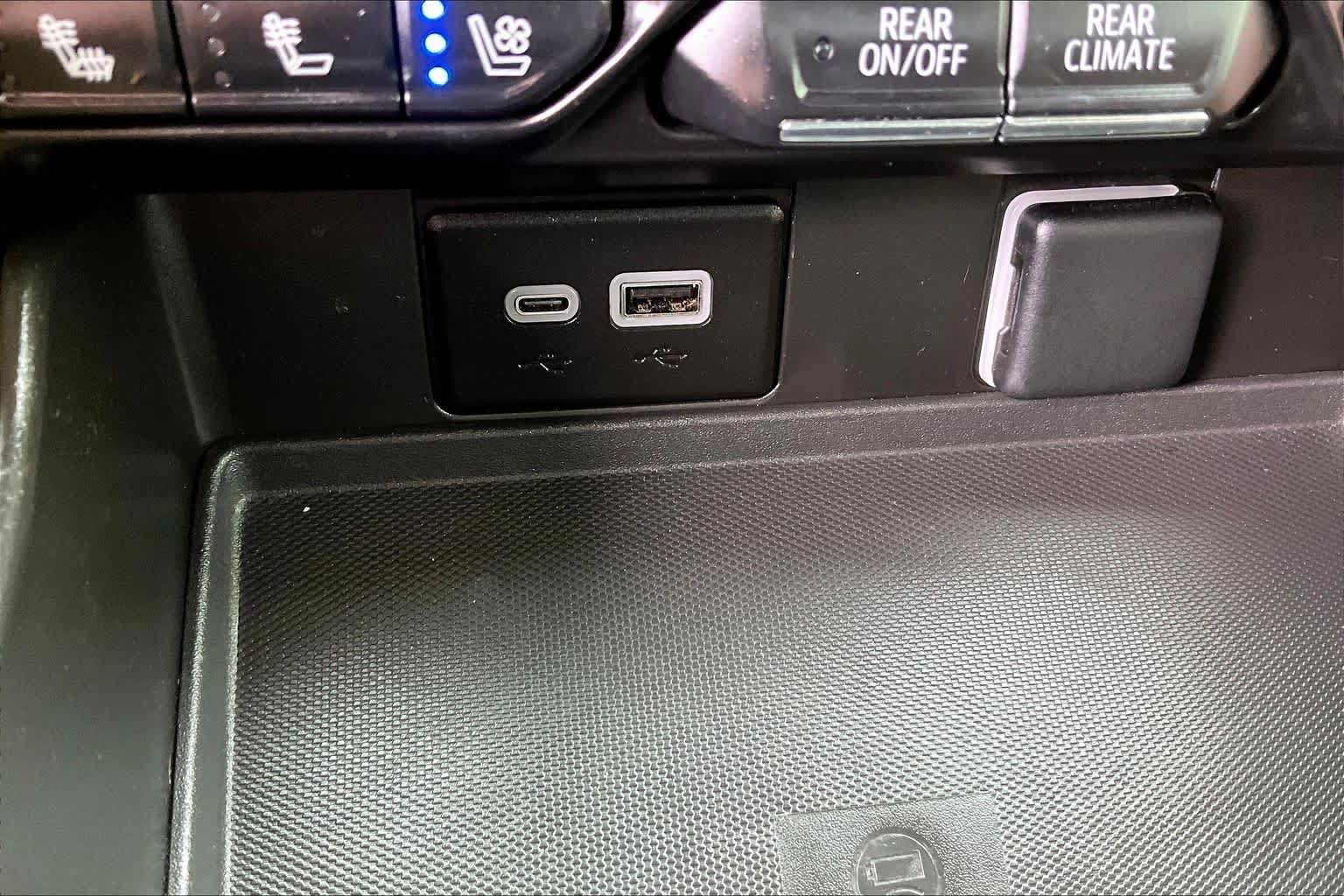 Used 2024 Chevrolet Tahoe Premier AWD/4WD image 33