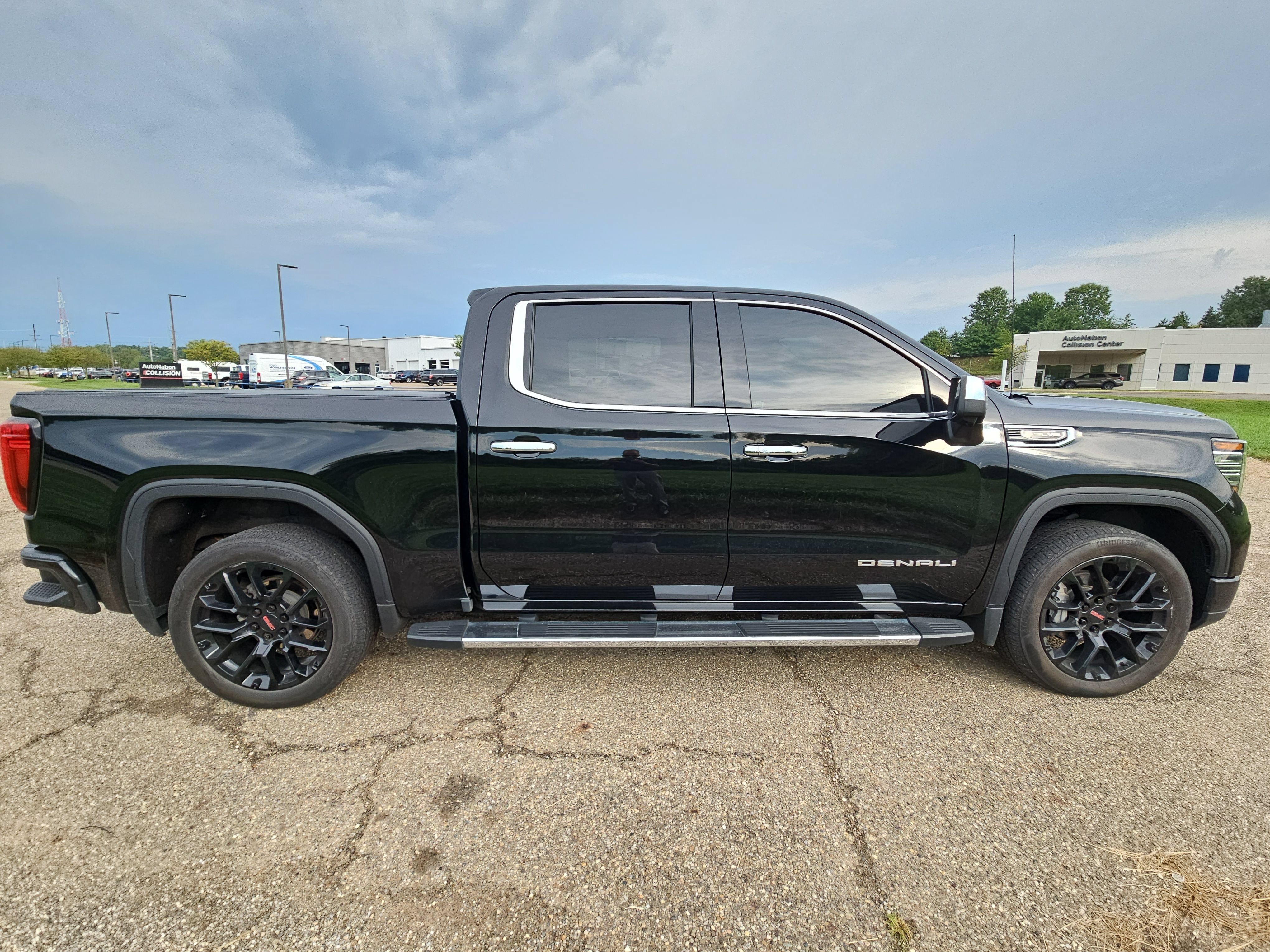 Used 2024 GMC Sierra 1500 Denali w/ Technology Package AWD/4WD image 3