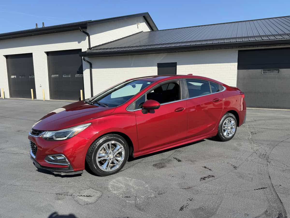 Used 2018 Chevrolet Cruze LT w/ Convenience Package FWD image 2