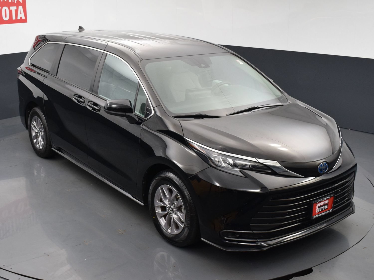 Used 2025 Toyota Sienna LE FWD image 23