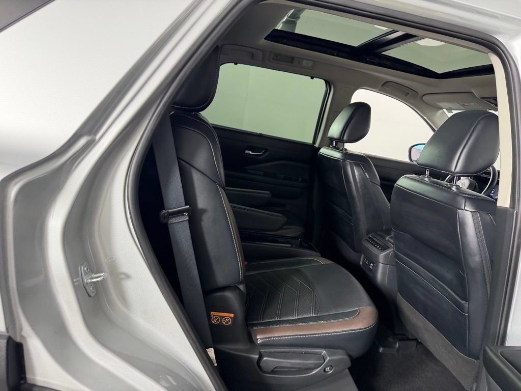 Used 2024 Nissan Pathfinder Platinum AWD/4WD image 28