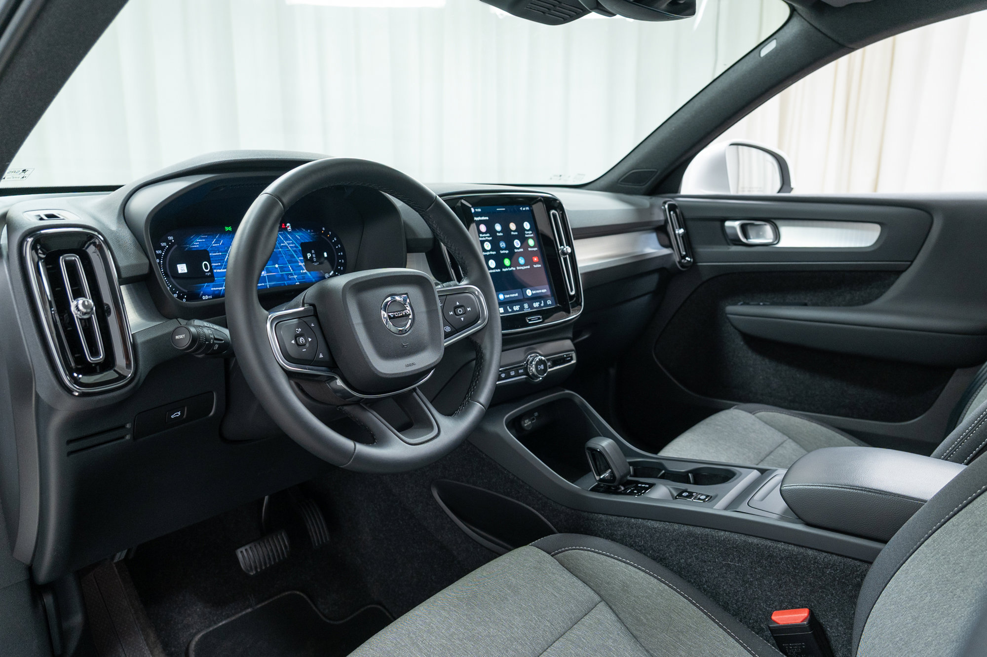 Certified 2025 Volvo XC40 B5 Core image 12