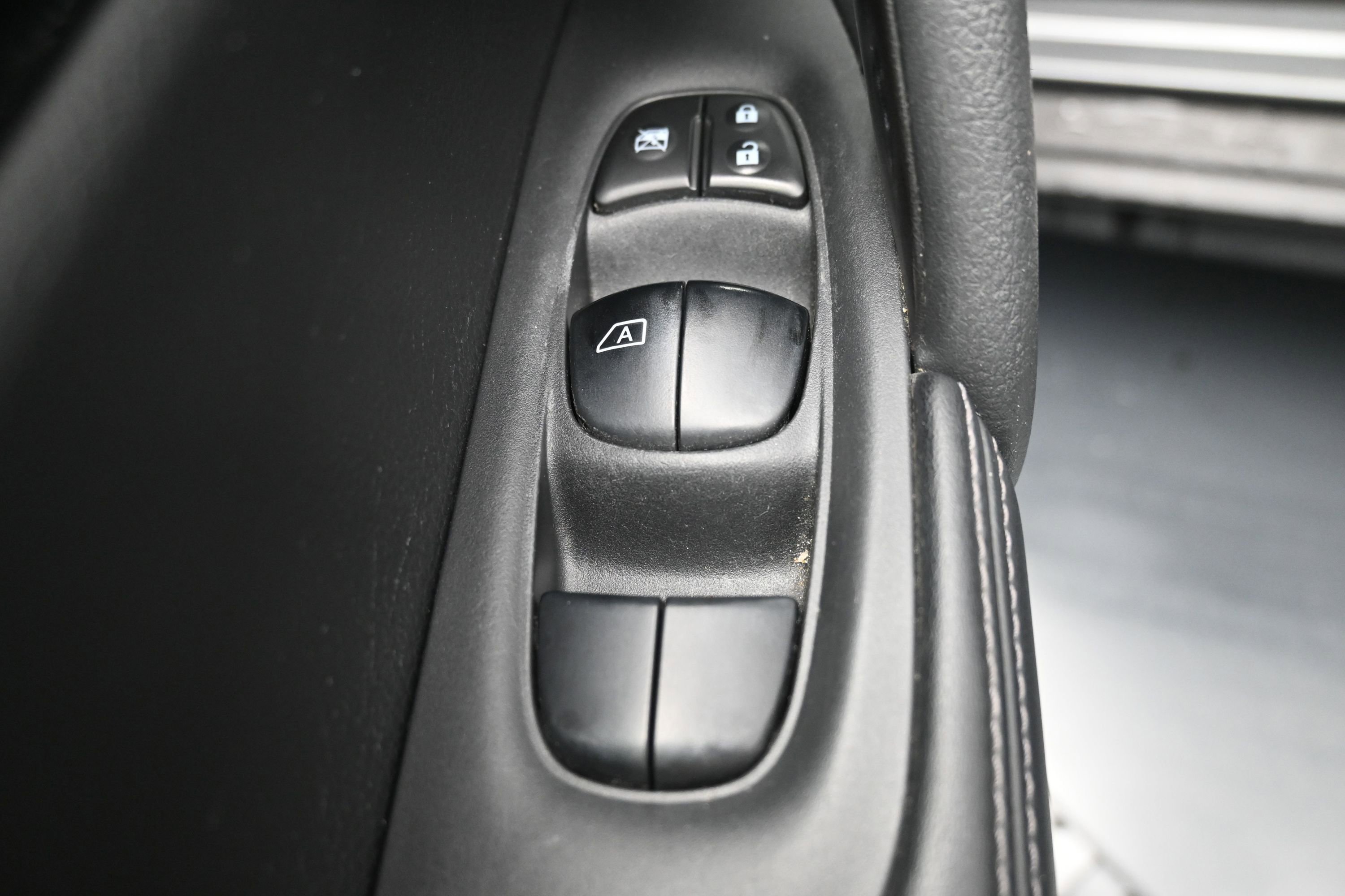 Used 2017 Nissan Rogue SL w/ SL Premium Package FWD image 16