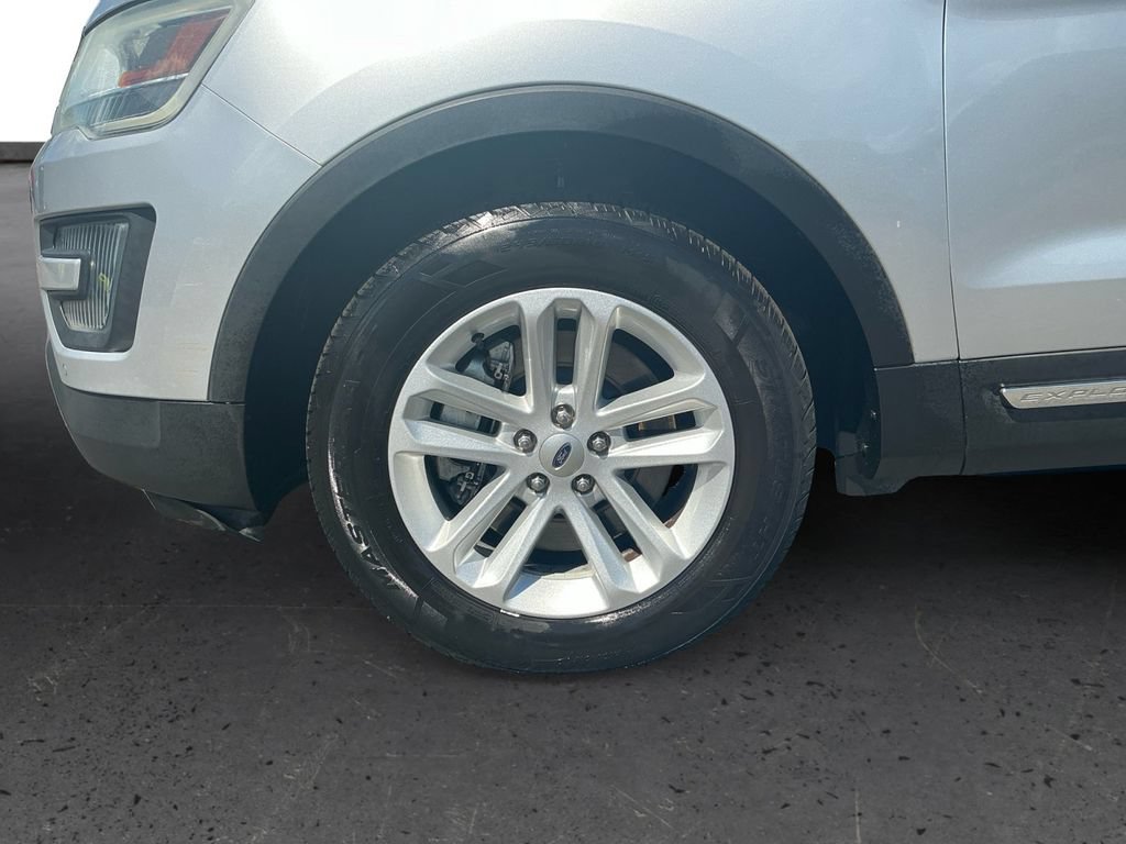 Used 2016 Ford Explorer XLT w/ Equipment Group 202A FWD image 13