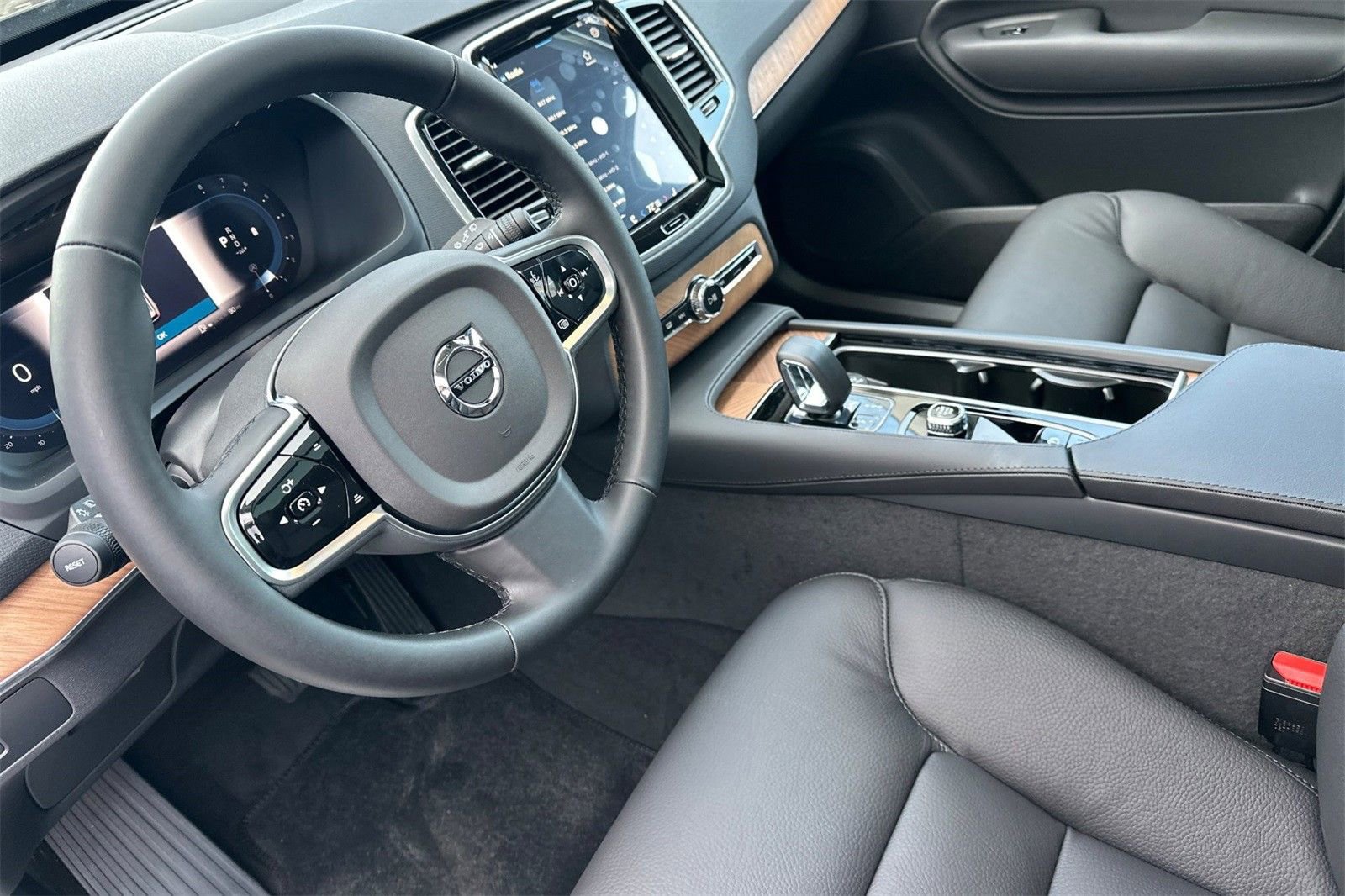 Certified 2025 Volvo XC90 B6 Plus w/ Protection Package Premier AWD/4WD image 12