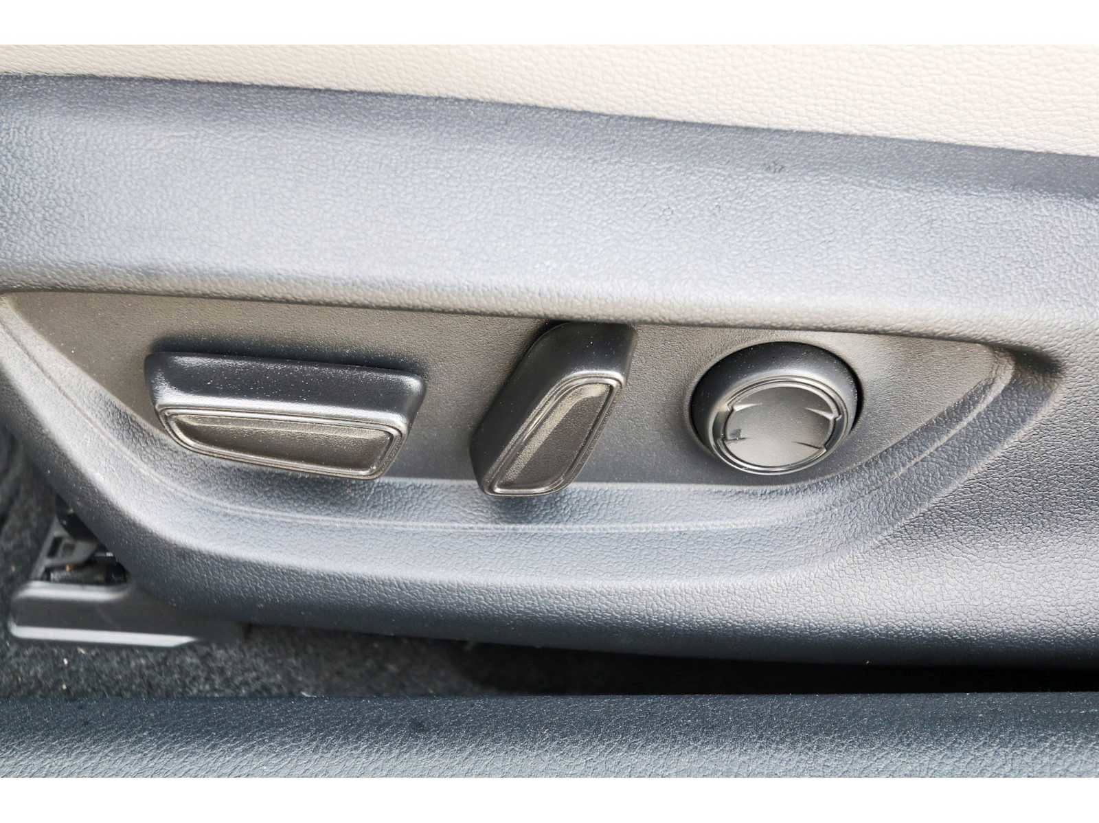 Used 2025 Toyota Camry SE w/ Convenience Package image 27