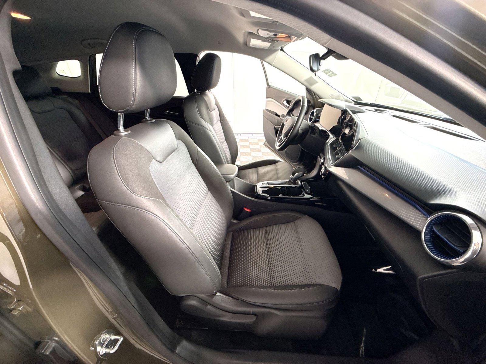 Used 2024 Chevrolet Trax LT w/ Driver Confidence Package image 25