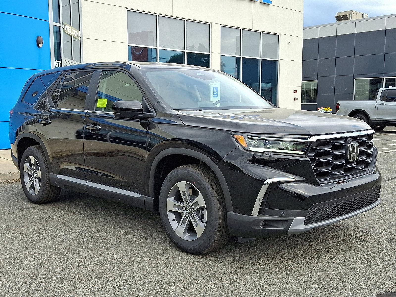 New 2025 Honda Pilot EX-L image 2