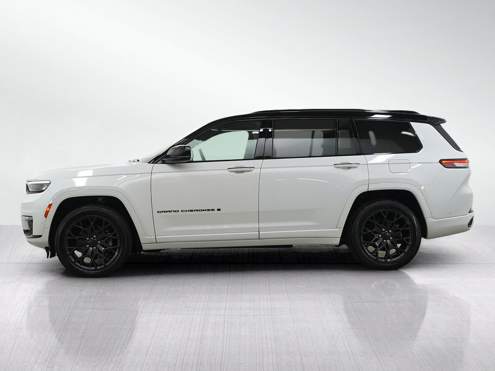 Used 2025 Jeep Grand Cherokee L Summit AWD/4WD image 2