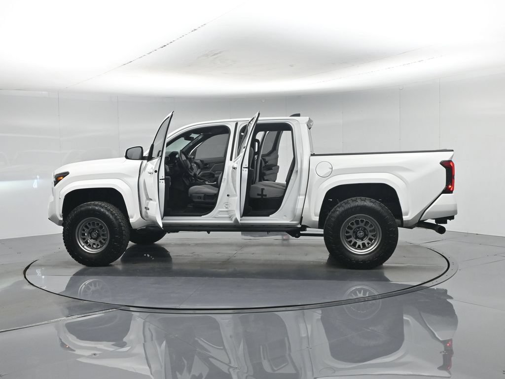 Used 2025 Toyota Tacoma SR5 AWD/4WD image 36