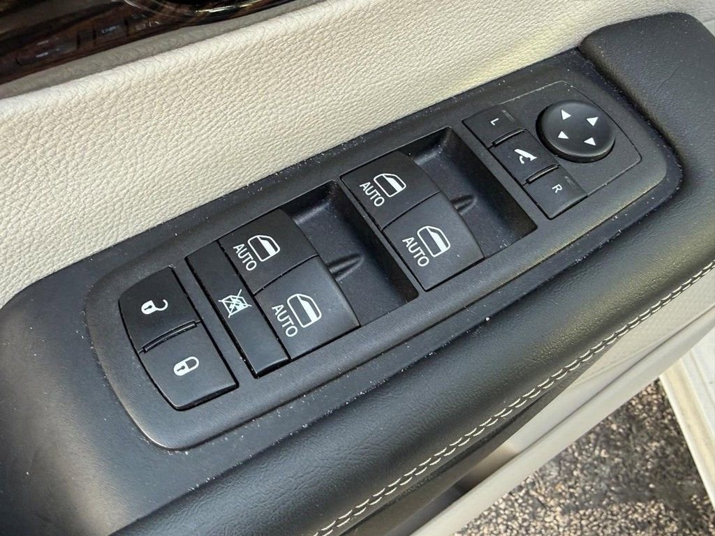 Used 2024 Chrysler Pacifica Limited w/ Uconnect Theater Family Group image 17