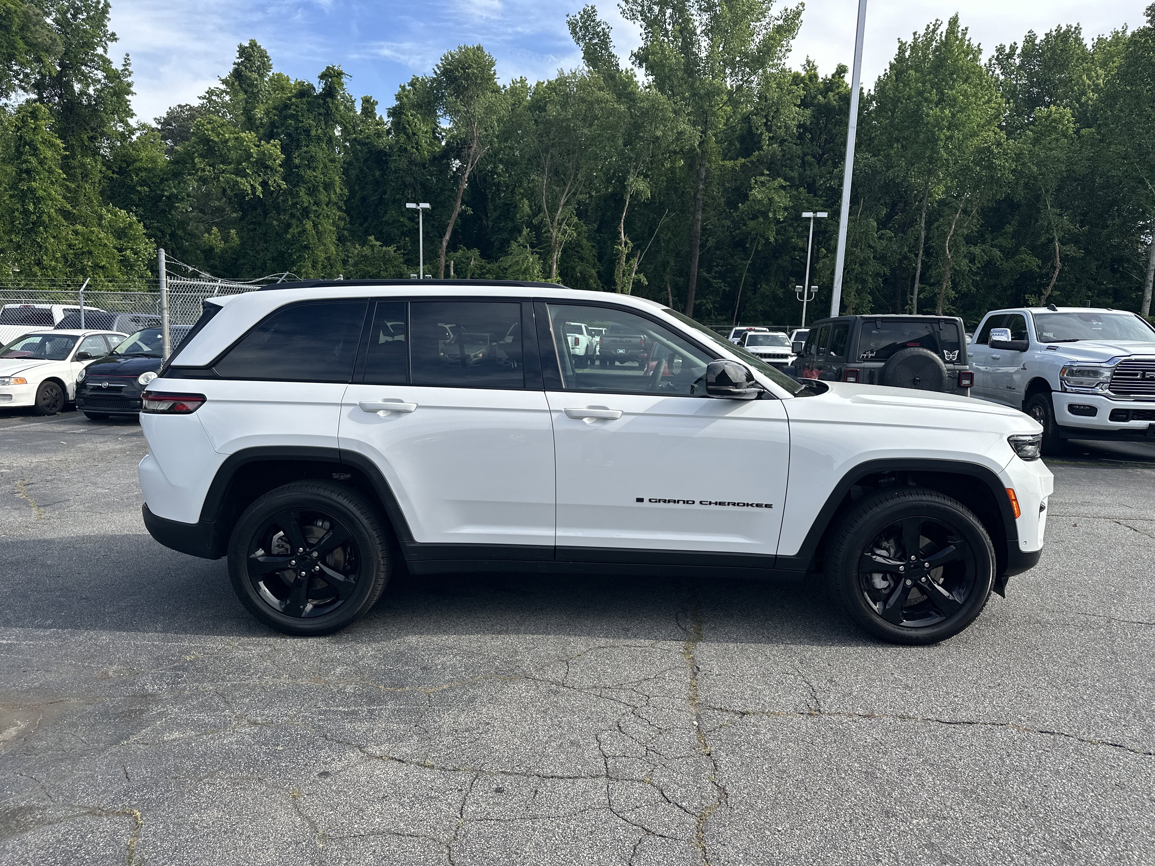 Used 2023 Jeep Grand Cherokee Limited w/ Luxury Tech Group II RWD image 10
