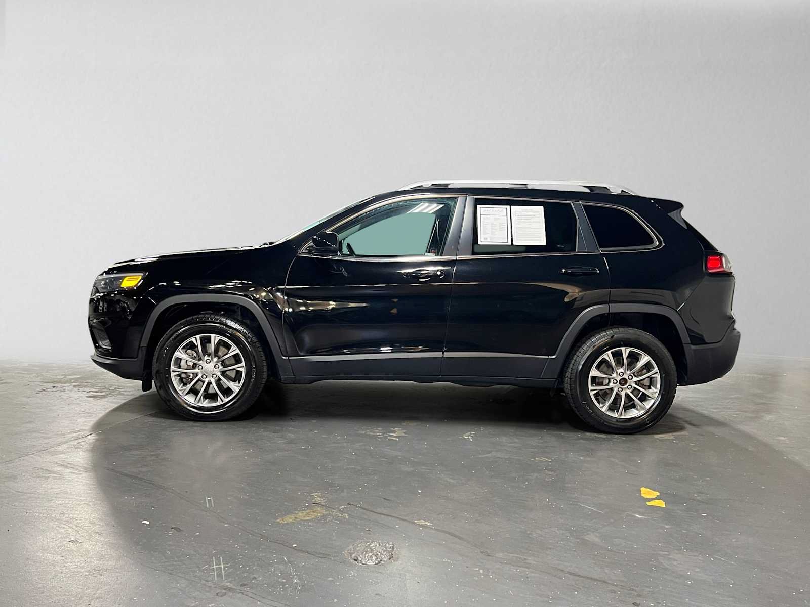 Used 2019 Jeep Cherokee Latitude Plus w/ Cold Weather Group AWD/4WD image 6