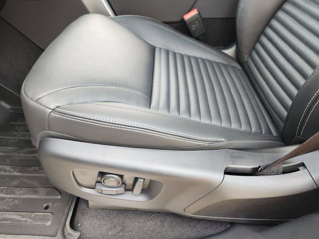 Used 2025 Land Rover Discovery S image 16