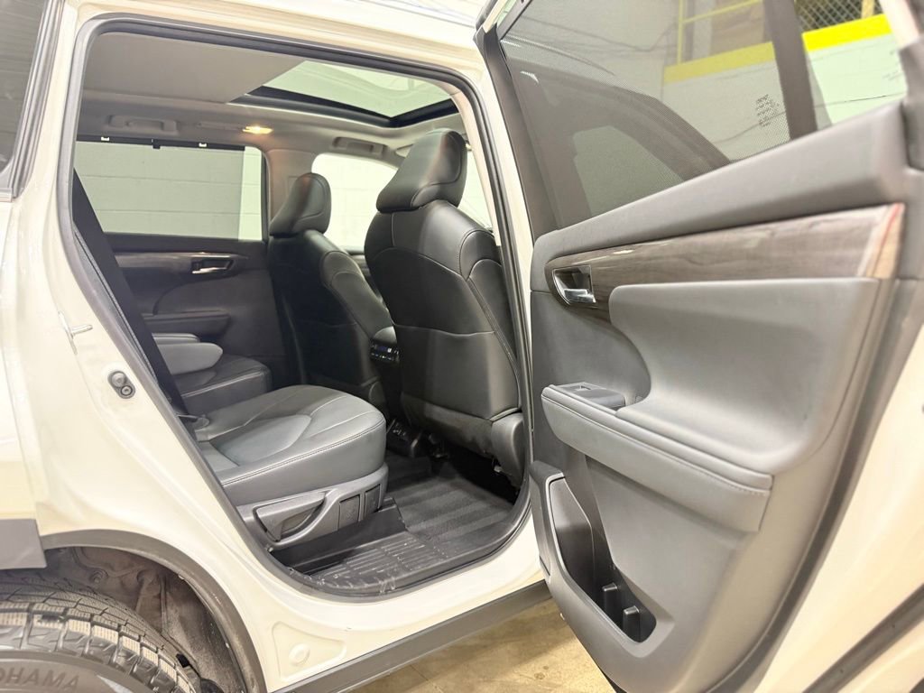 Used 2022 Toyota Highlander Limited image 45