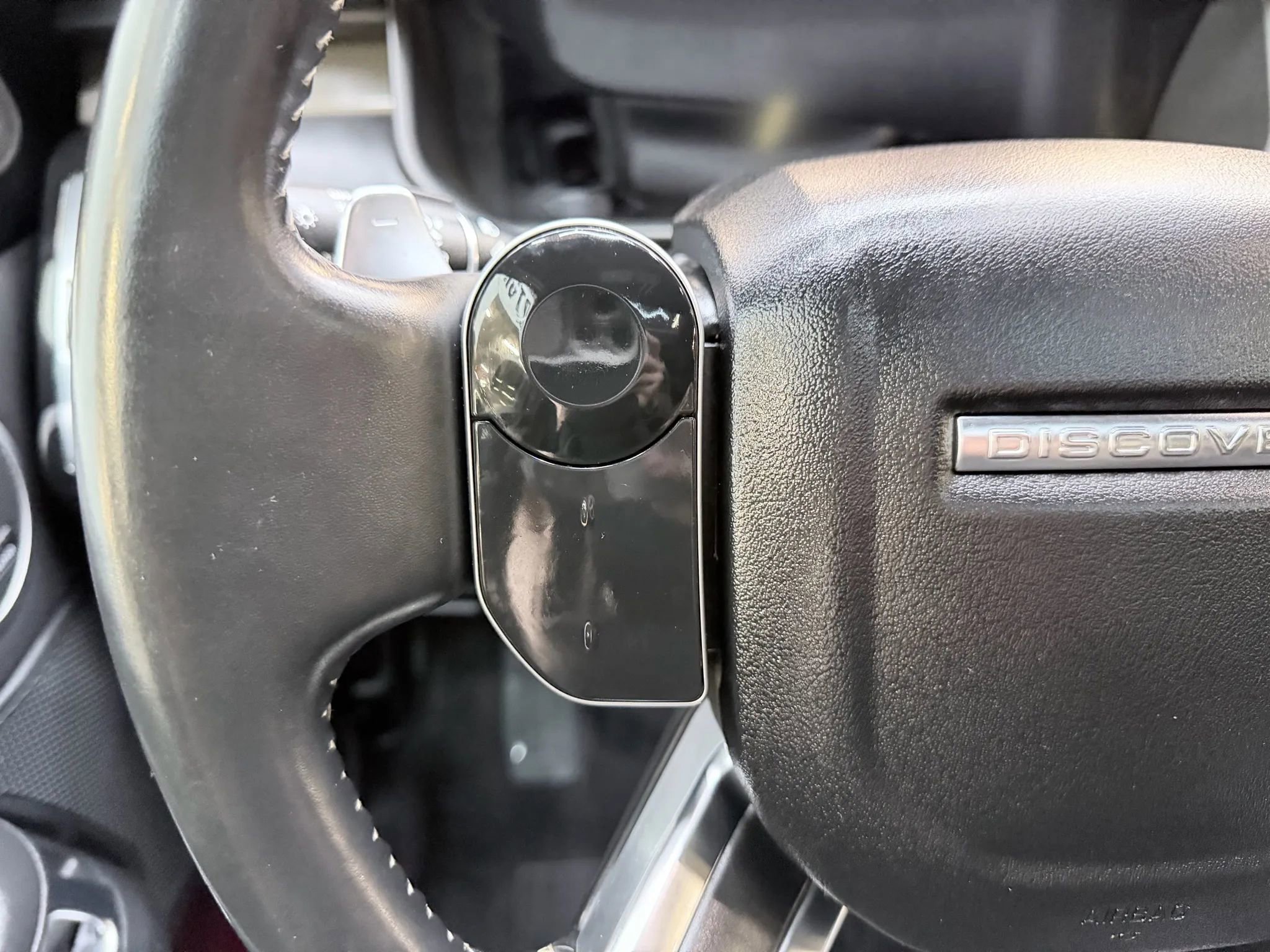 Used 2020 Land Rover Discovery HSE Luxury image 12