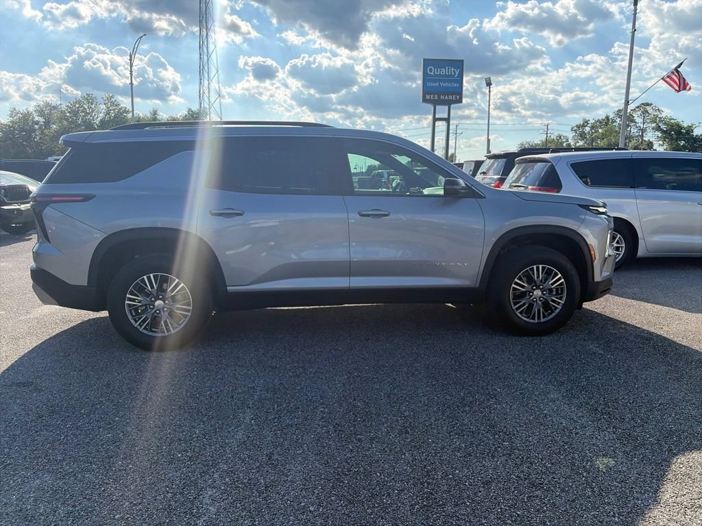 Used 2025 Chevrolet Traverse LT FWD image 7