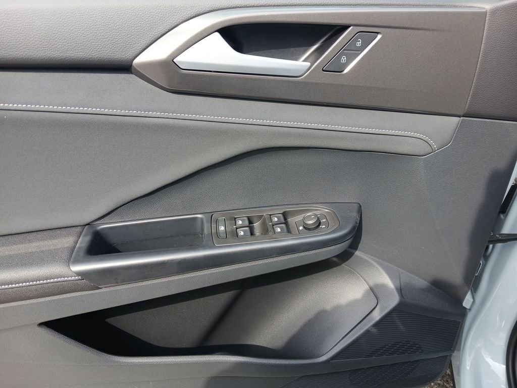 New 2026 Volkswagen Taos SE image 11