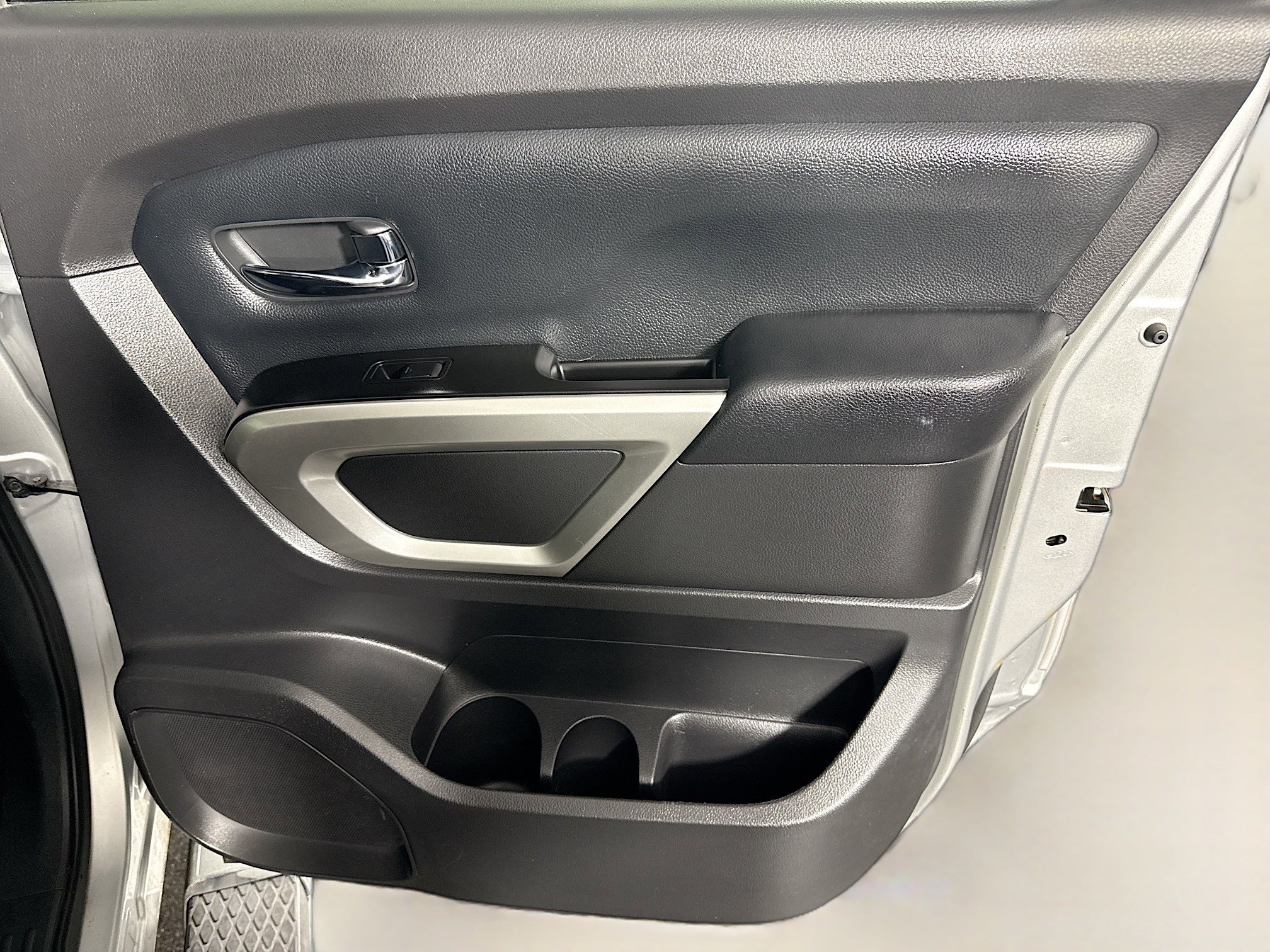 Used 2017 Nissan Titan SV AWD/4WD image 28