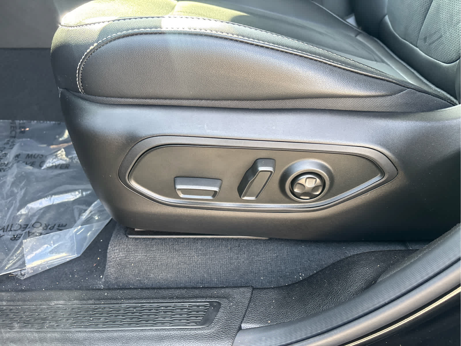 Used 2025 Jeep Grand Cherokee Altitude AWD/4WD image 17