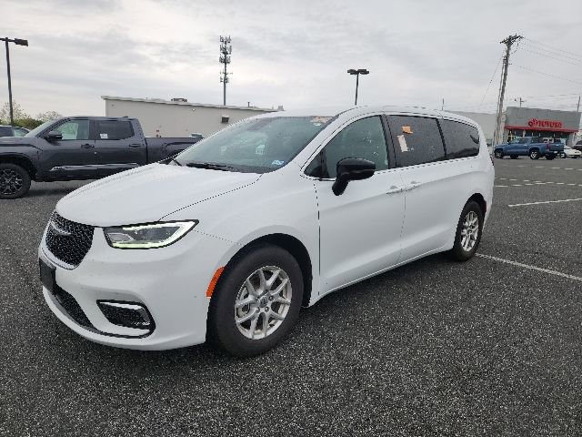 Used 2025 Chrysler Pacifica Select FWD image 3