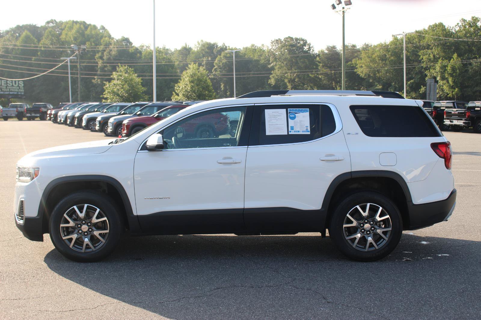 Used 2021 GMC Acadia SLE w/ Driver Convenience Package FWD image 4