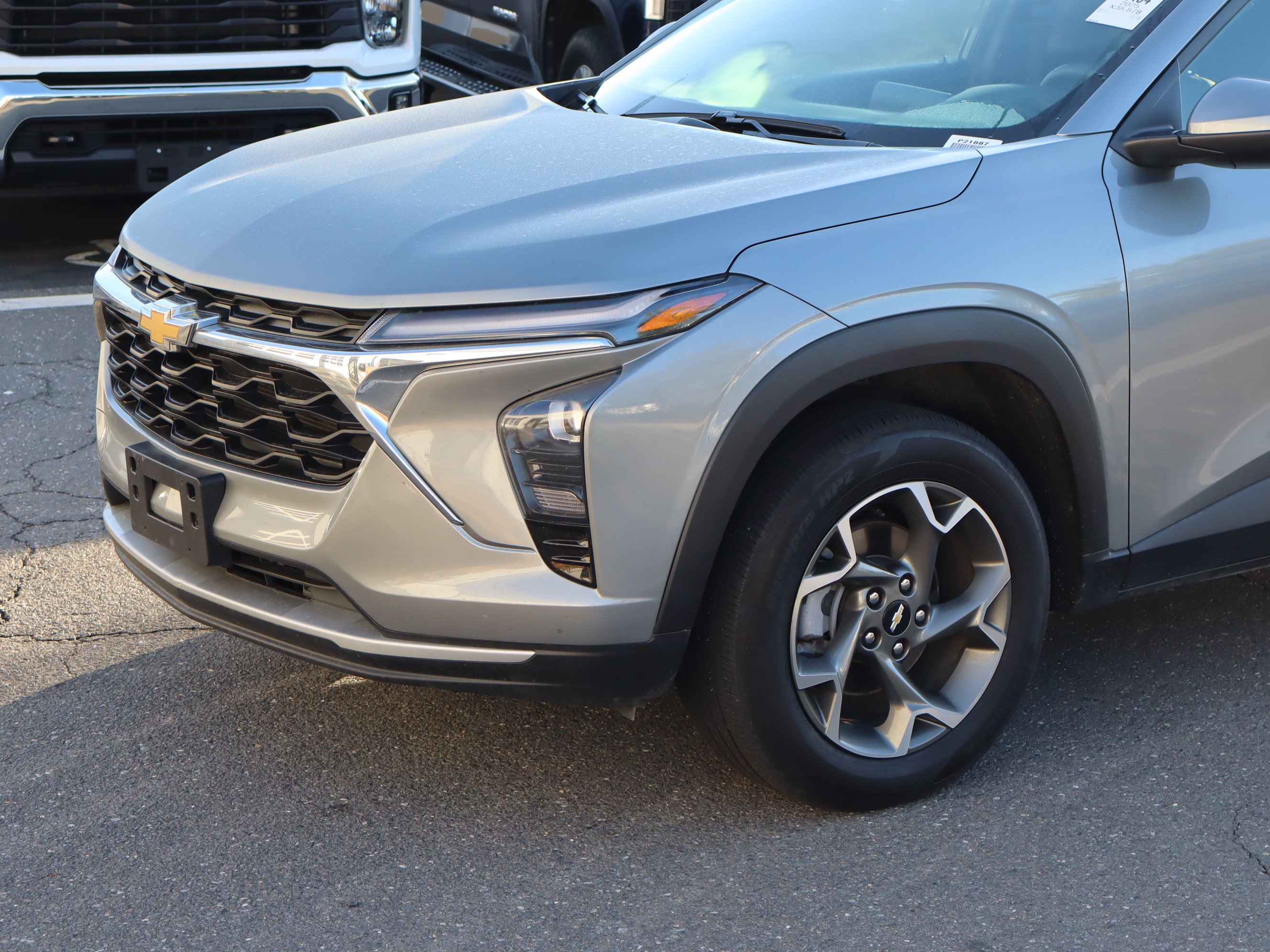 Used 2025 Chevrolet Trax LT FWD image 6