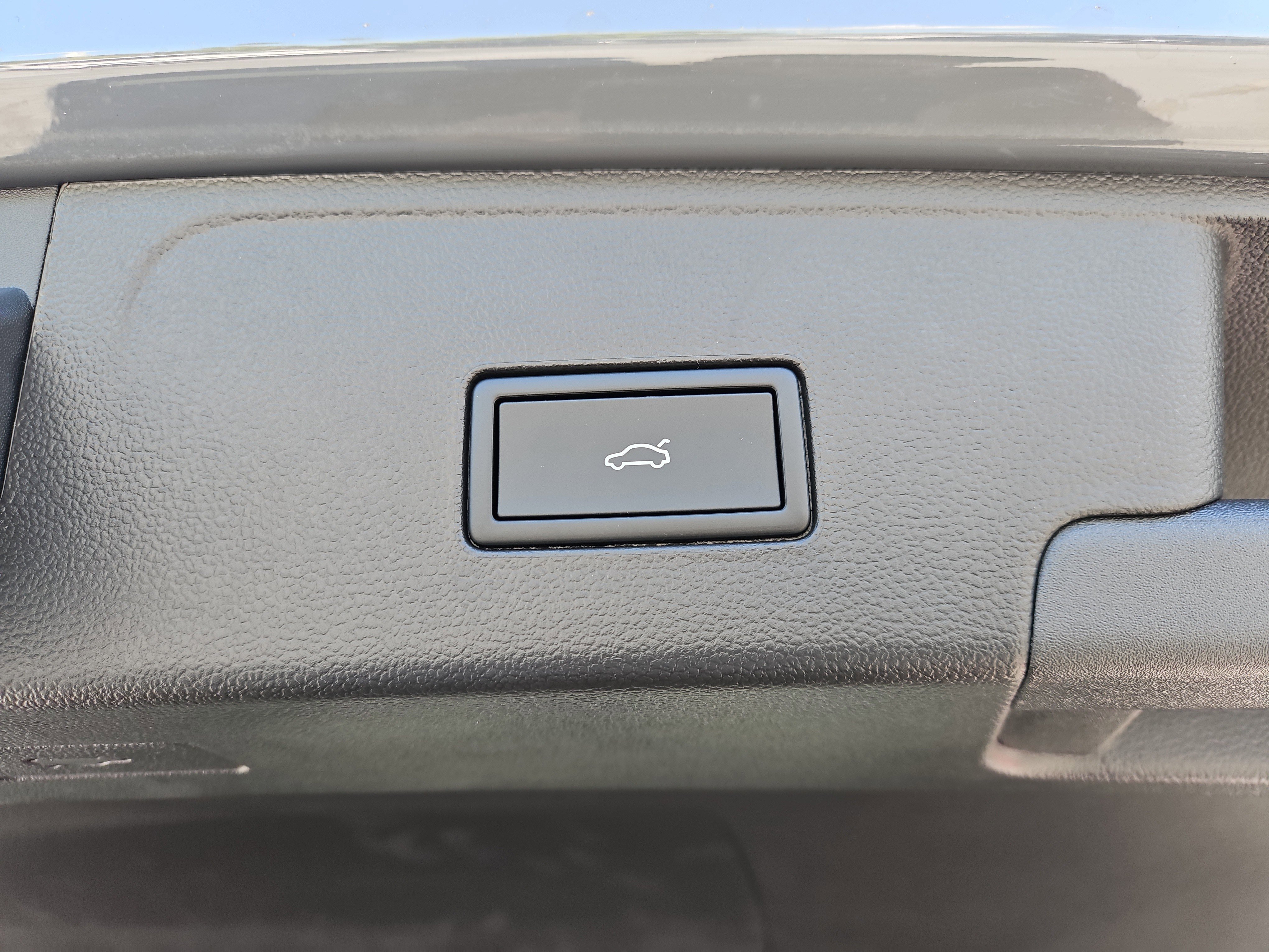 New 2026 Volkswagen Atlas Cross Sport SE image 8