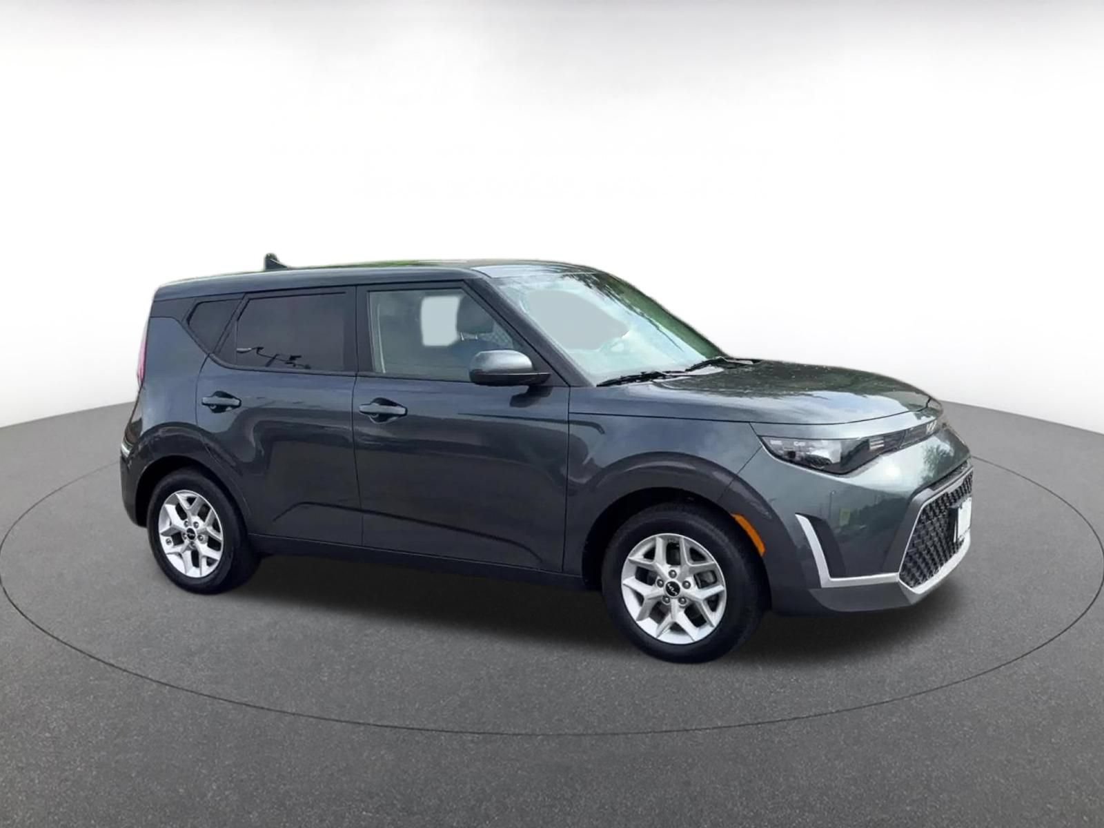Used 2025 Kia Soul LX w/ LX Technology Package FWD image 2