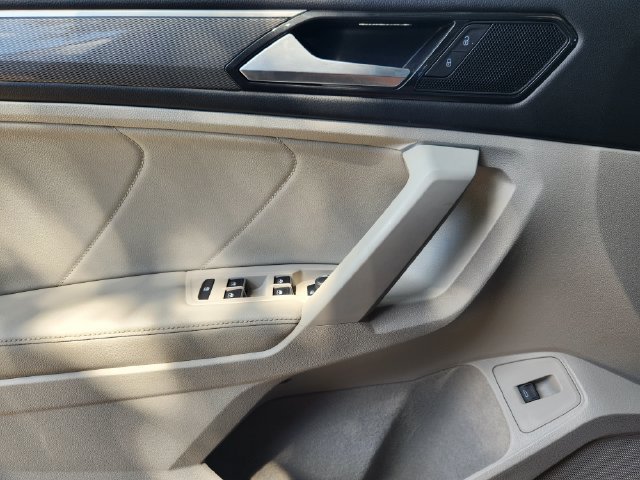 Used 2022 Volkswagen Tiguan SE R-Line FWD image 24