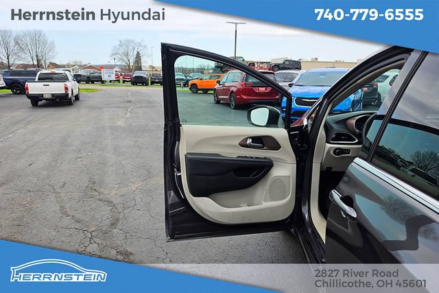 Used 2023 Chrysler Voyager LX FWD image 14