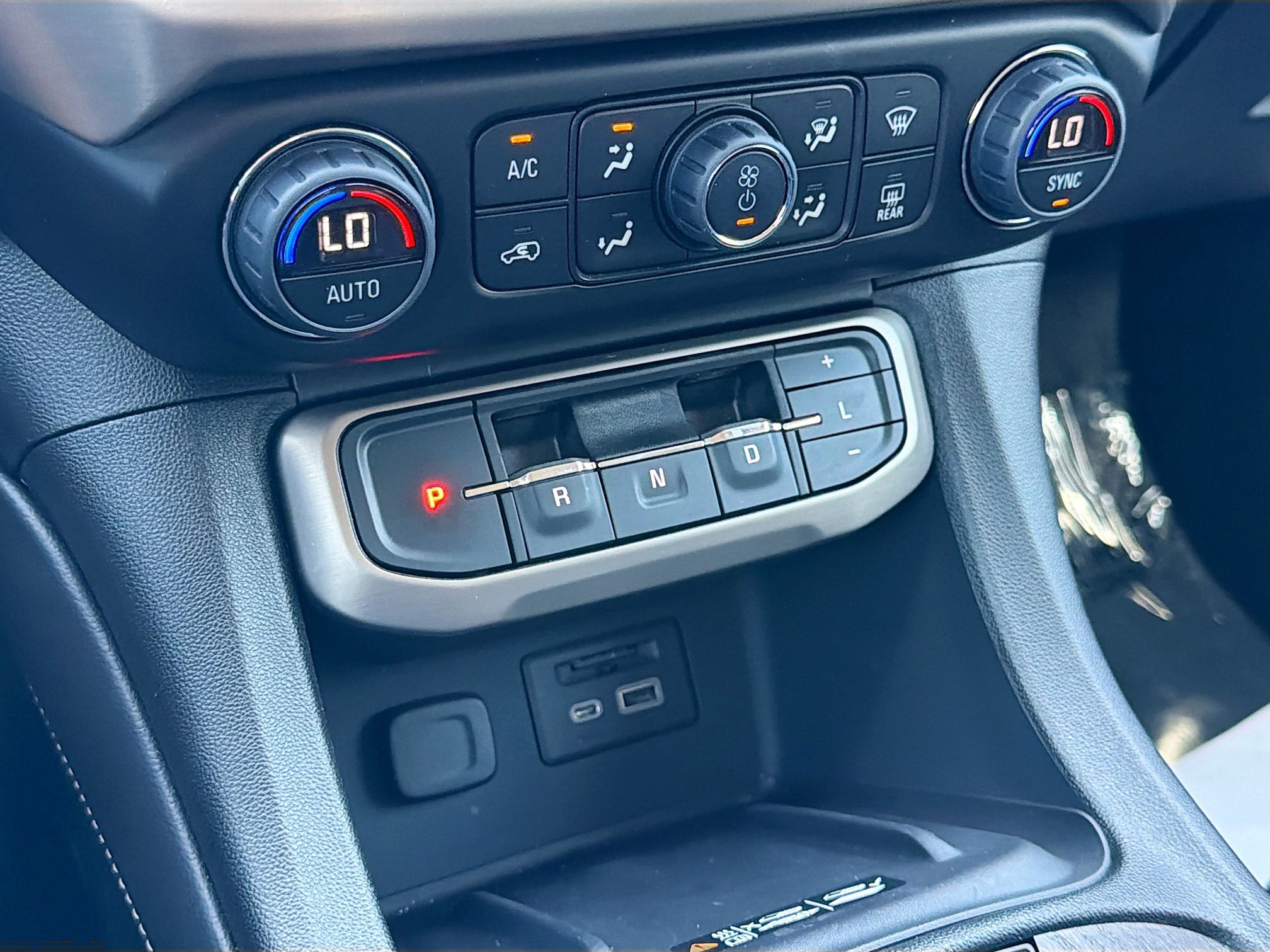 Used 2023 GMC Acadia Denali w/ Denali Technology Package FWD image 17