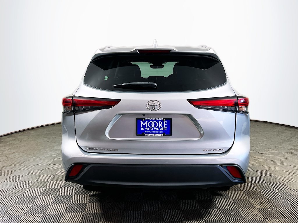 Used 2022 Toyota Highlander XLE AWD/4WD image 6