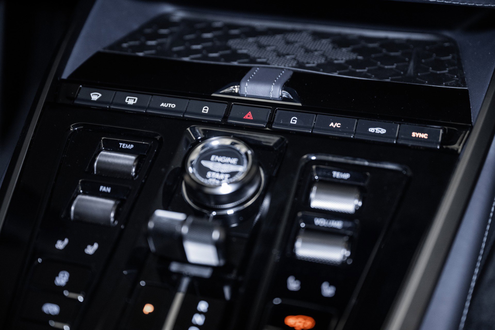 Used 2025 Aston Martin DBX 707 image 33