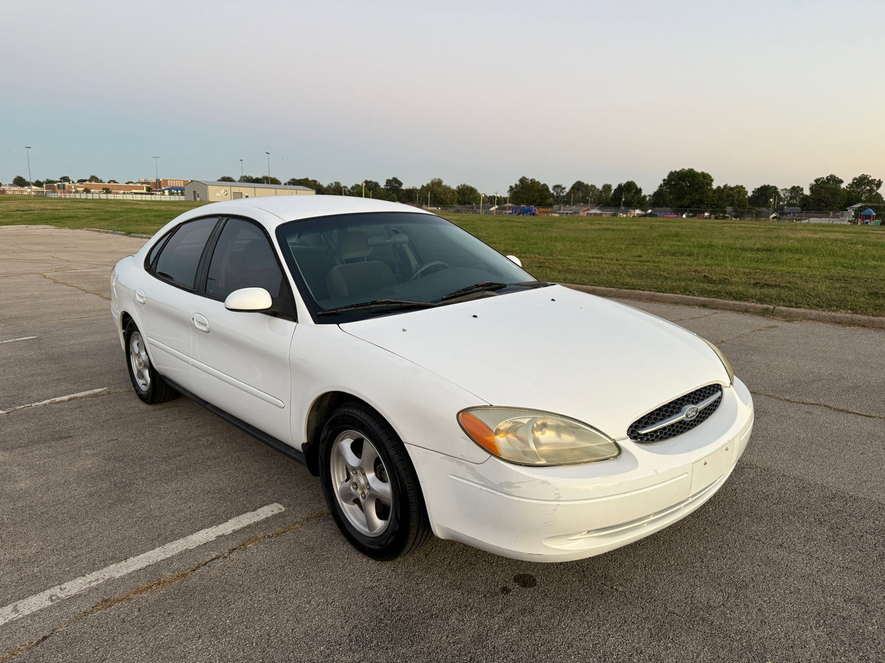 Used 2002 Ford Taurus SE image 2