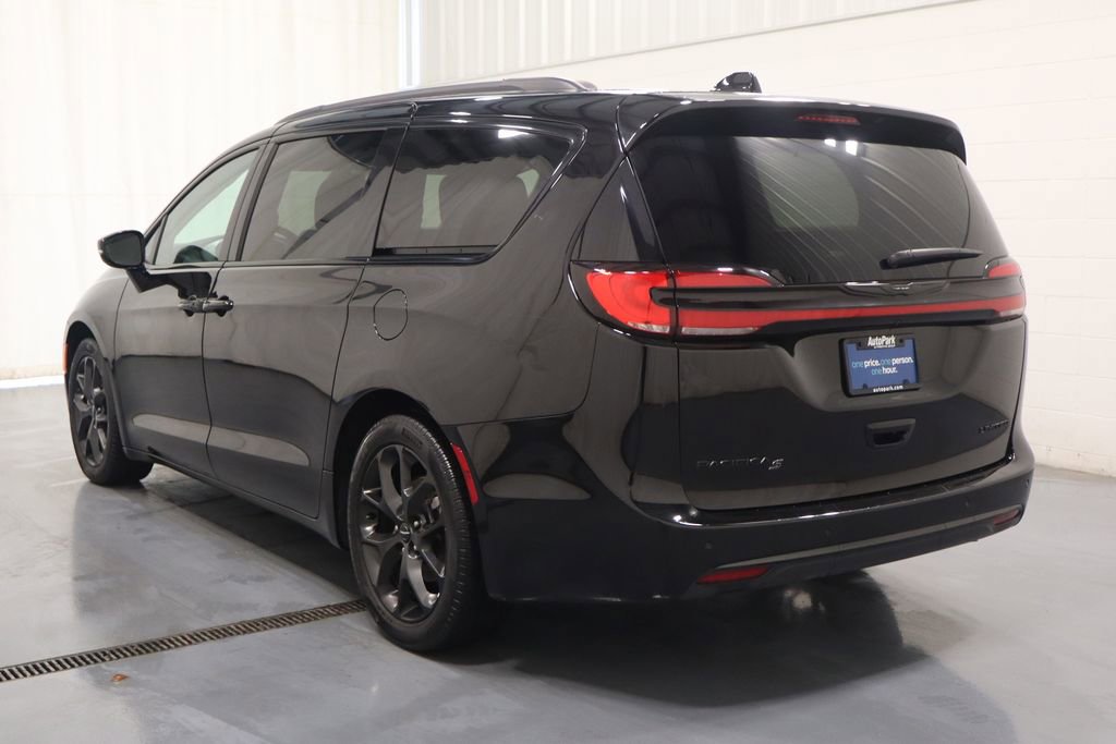 Used 2025 Chrysler Pacifica Limited image 7