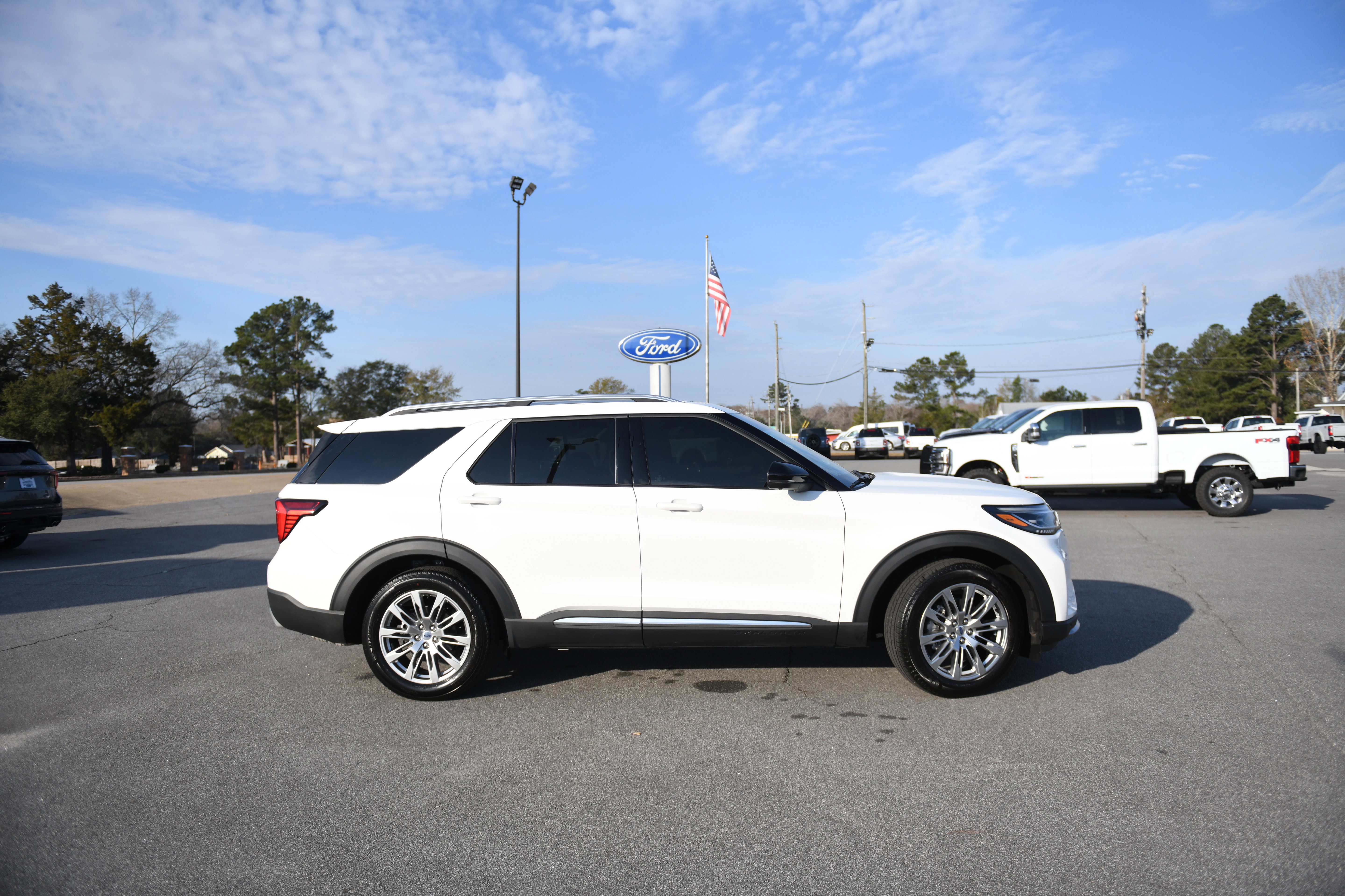 Used 2025 Ford Explorer Platinum image 2