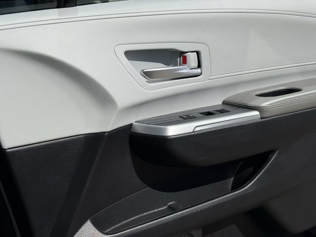 Used 2025 Toyota Sienna XLE FWD image 30