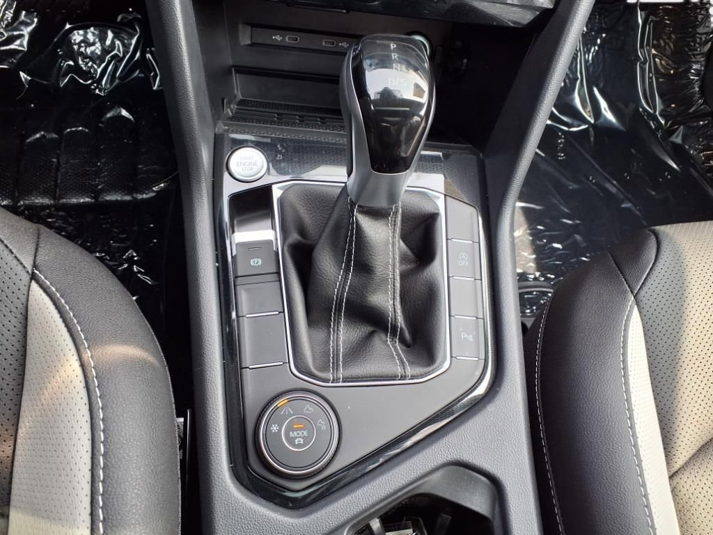 New 2025 Volkswagen Taos SEL image 17