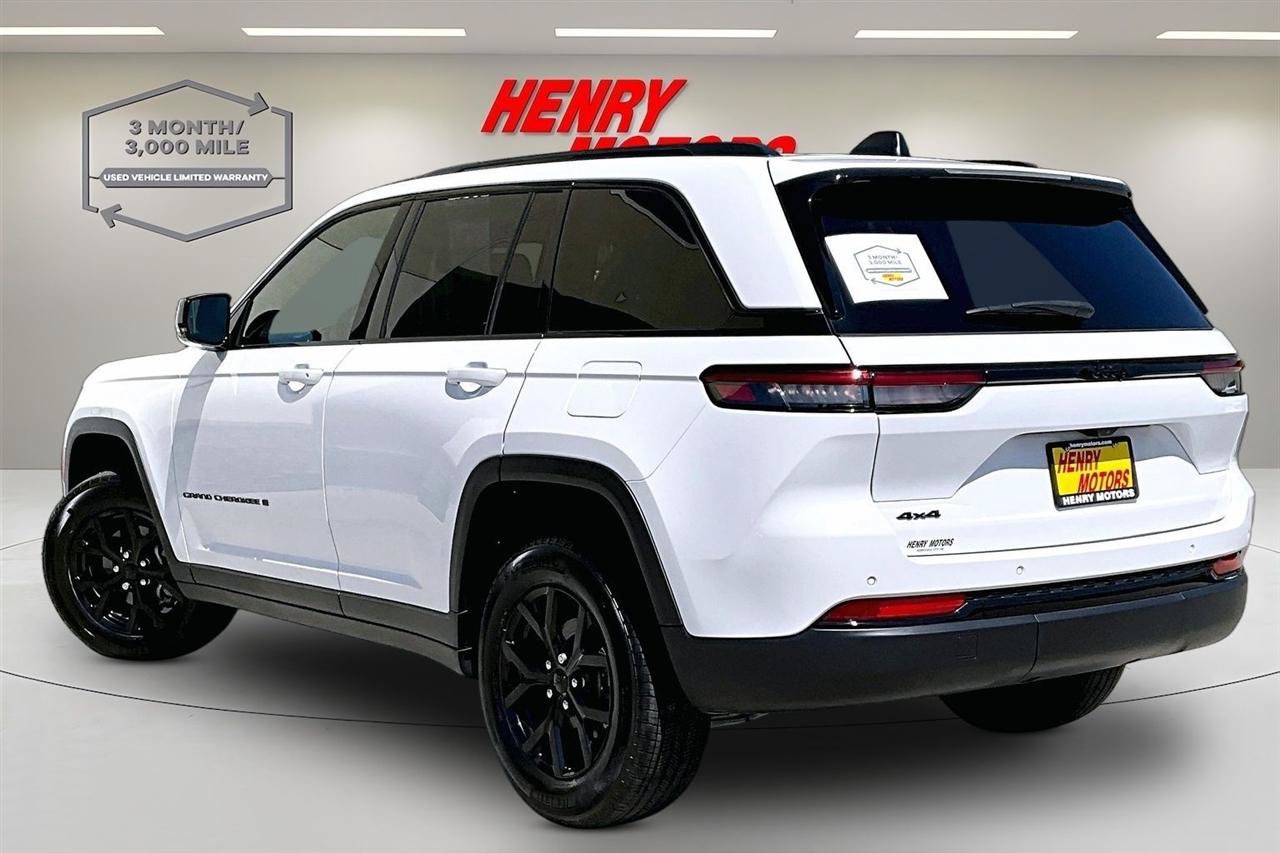 Used 2024 Jeep Grand Cherokee Altitude AWD/4WD image 4