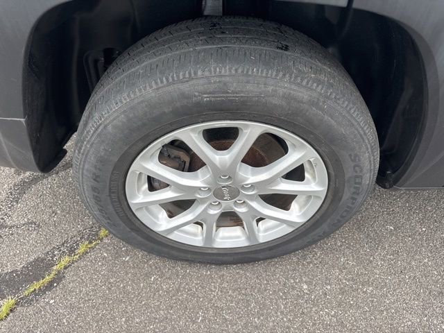 Used 2014 Jeep Cherokee Latitude AWD/4WD image 9