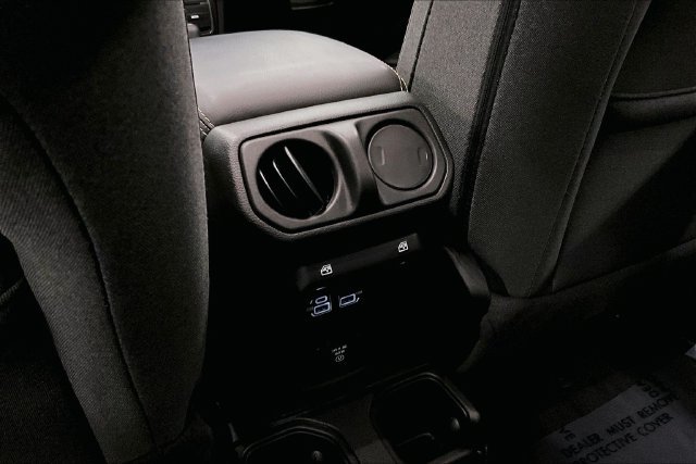 Used 2026 Jeep Wrangler Unlimited Sahara AWD/4WD image 33