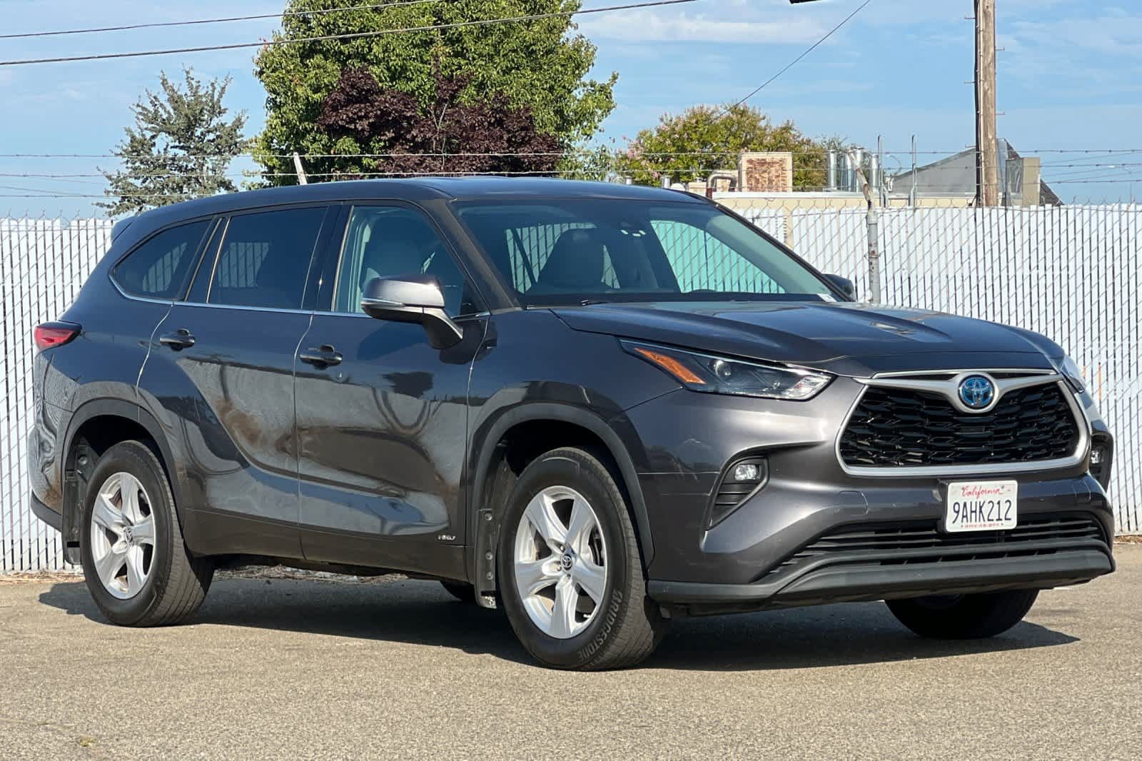 Used 2022 Toyota Highlander LE AWD/4WD image 7